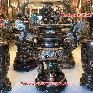 Đỉnh đồng và đôi lọ thờ cúng đồng đỏ cạo màu cung tiến nhà thờ họ