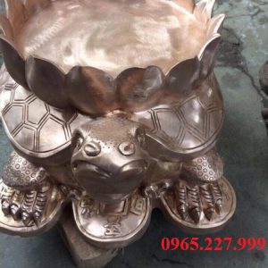 Linh vật Rùa đứng trên tiền xu, chế tác từ đồng đỏ nguyên chất