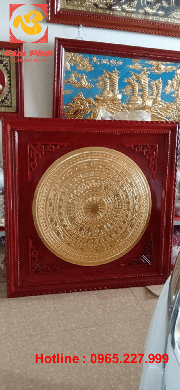 Mặt trống đồng đỏ đường kính 90cm dát vàng 9999 khung gỗ hương đỏ