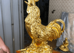 Linh vật gà trống phong thủy bằng đồng dát vàng 9999 cao 42cm