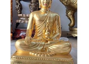 Tượng Phật Thích Ca nâng bình báu bằng đồng dát điểm vàng